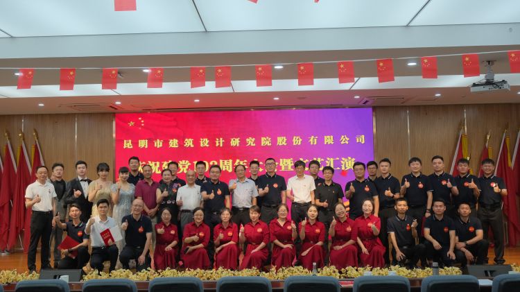 董事長(zhǎng)與部份參演人員，主持人合影.jpg