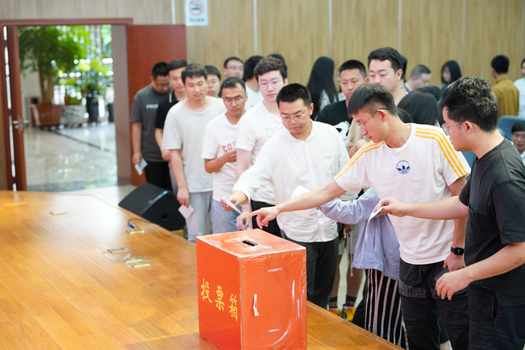 07對第六屆團(tuán)總支委員會委員候選人進(jìn)行投票.jpg